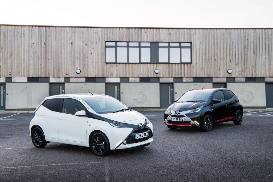  Toyota Aygo x-style 5-Door 2017 года  (UK) (фото 14 из 19)